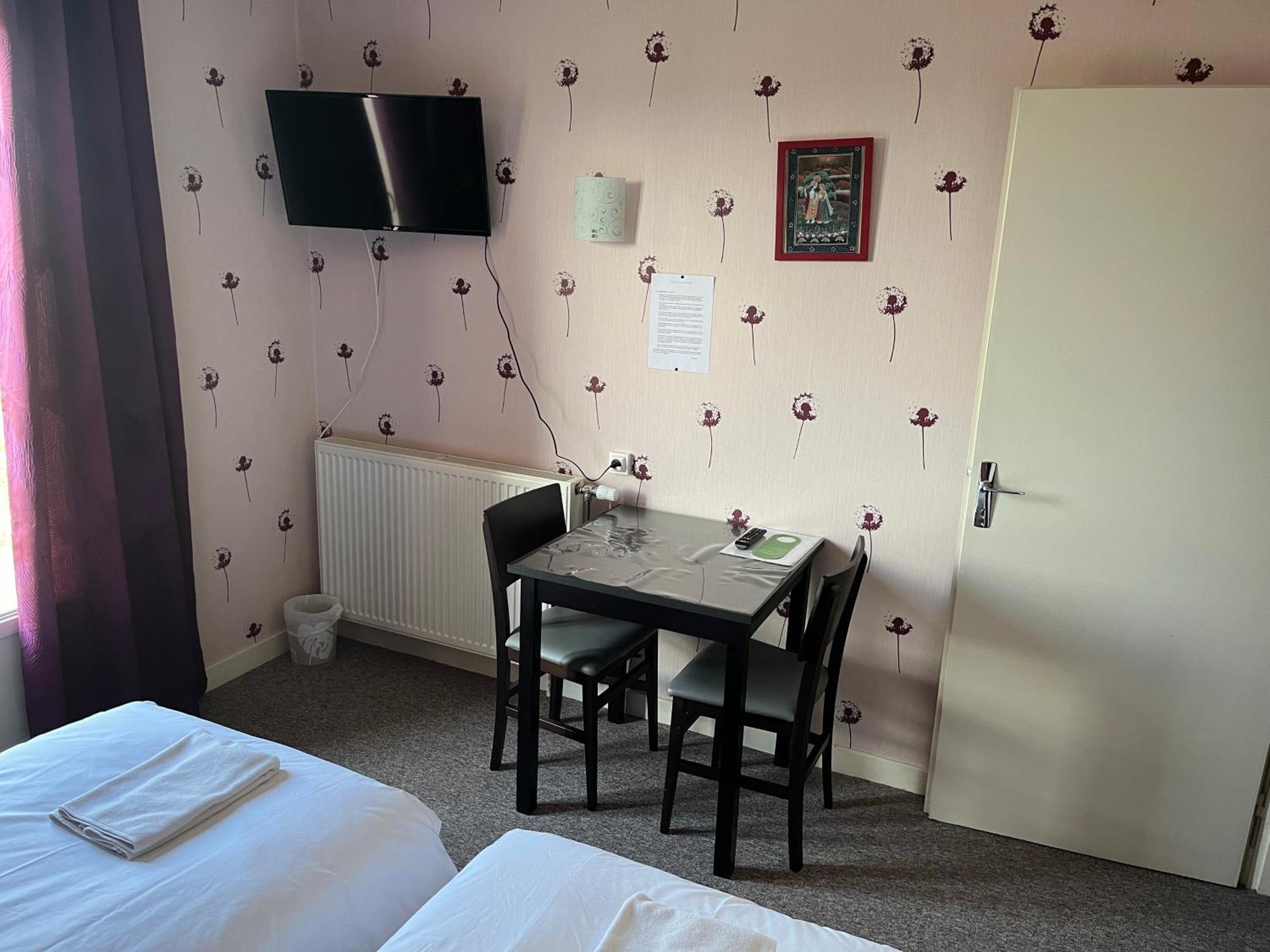 Hotel Le Lyon Vert Commentry Εξωτερικό φωτογραφία