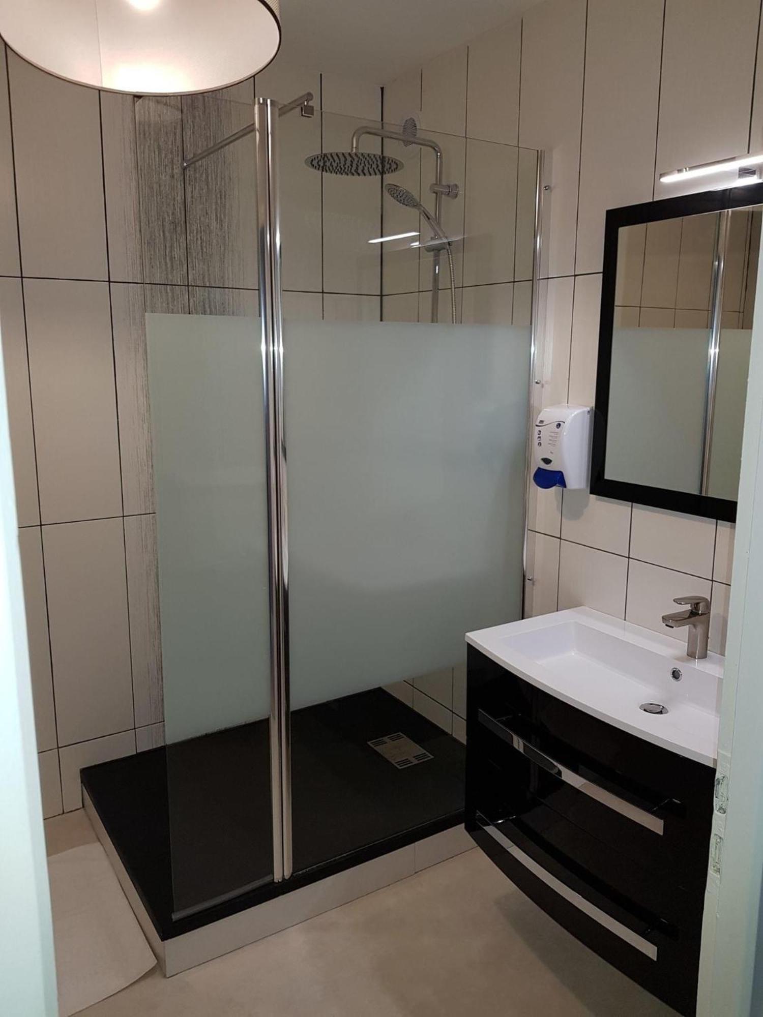 Hotel Le Lyon Vert Commentry Εξωτερικό φωτογραφία
