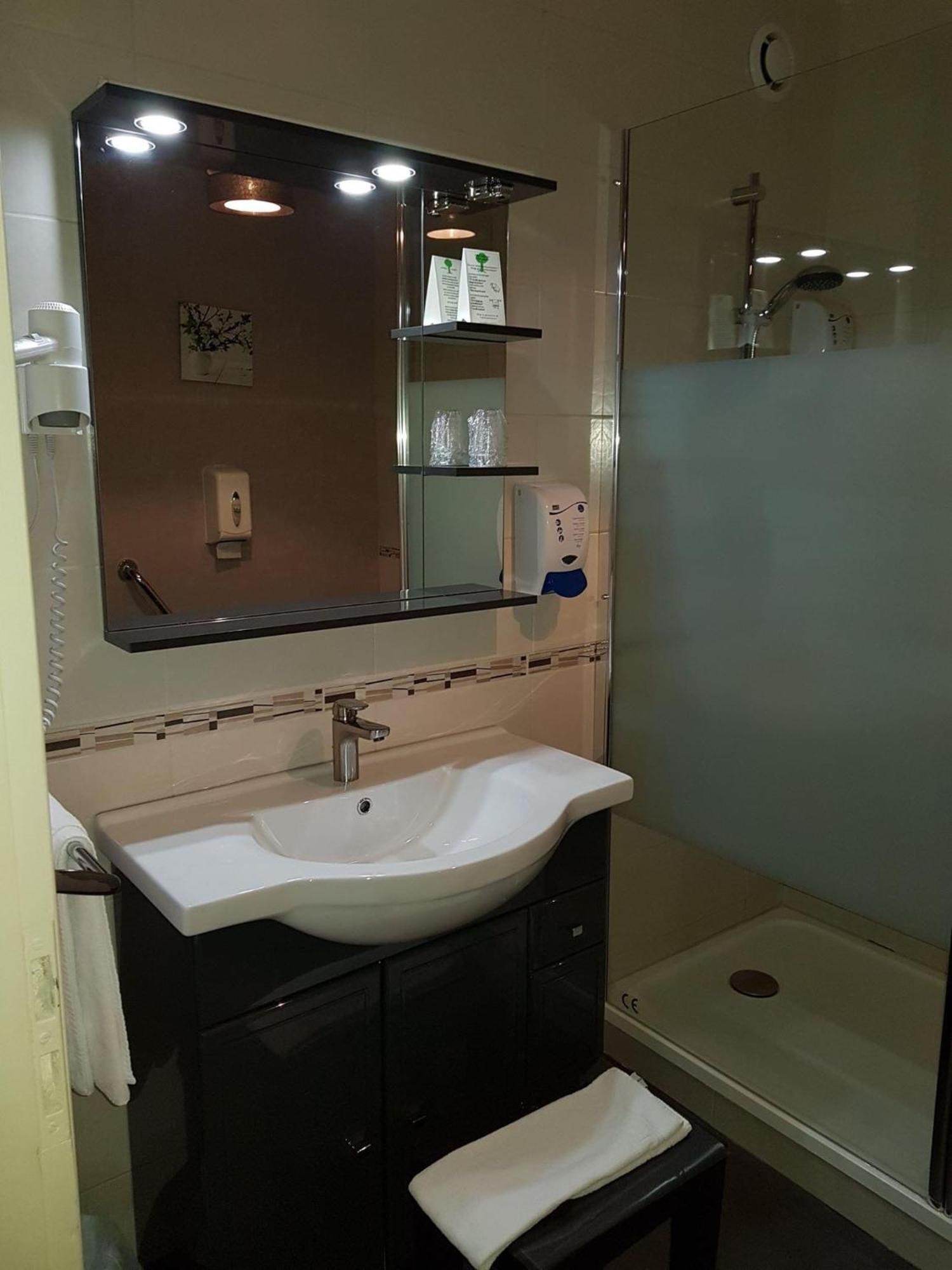 Hotel Le Lyon Vert Commentry Εξωτερικό φωτογραφία
