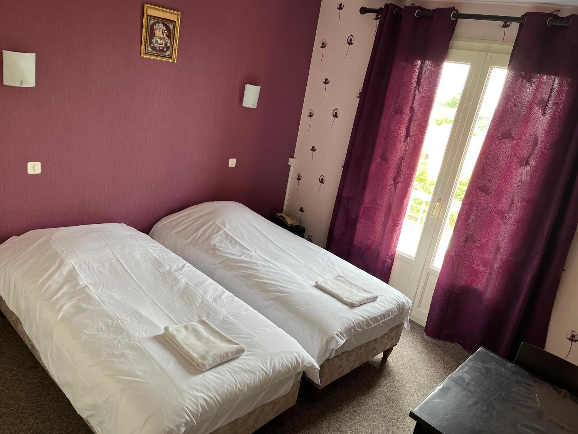 Hotel Le Lyon Vert Commentry Εξωτερικό φωτογραφία