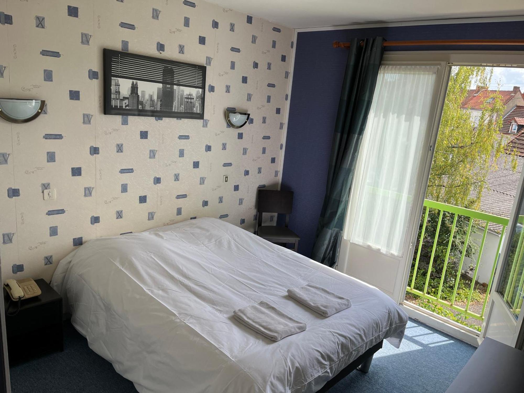 Hotel Le Lyon Vert Commentry Εξωτερικό φωτογραφία