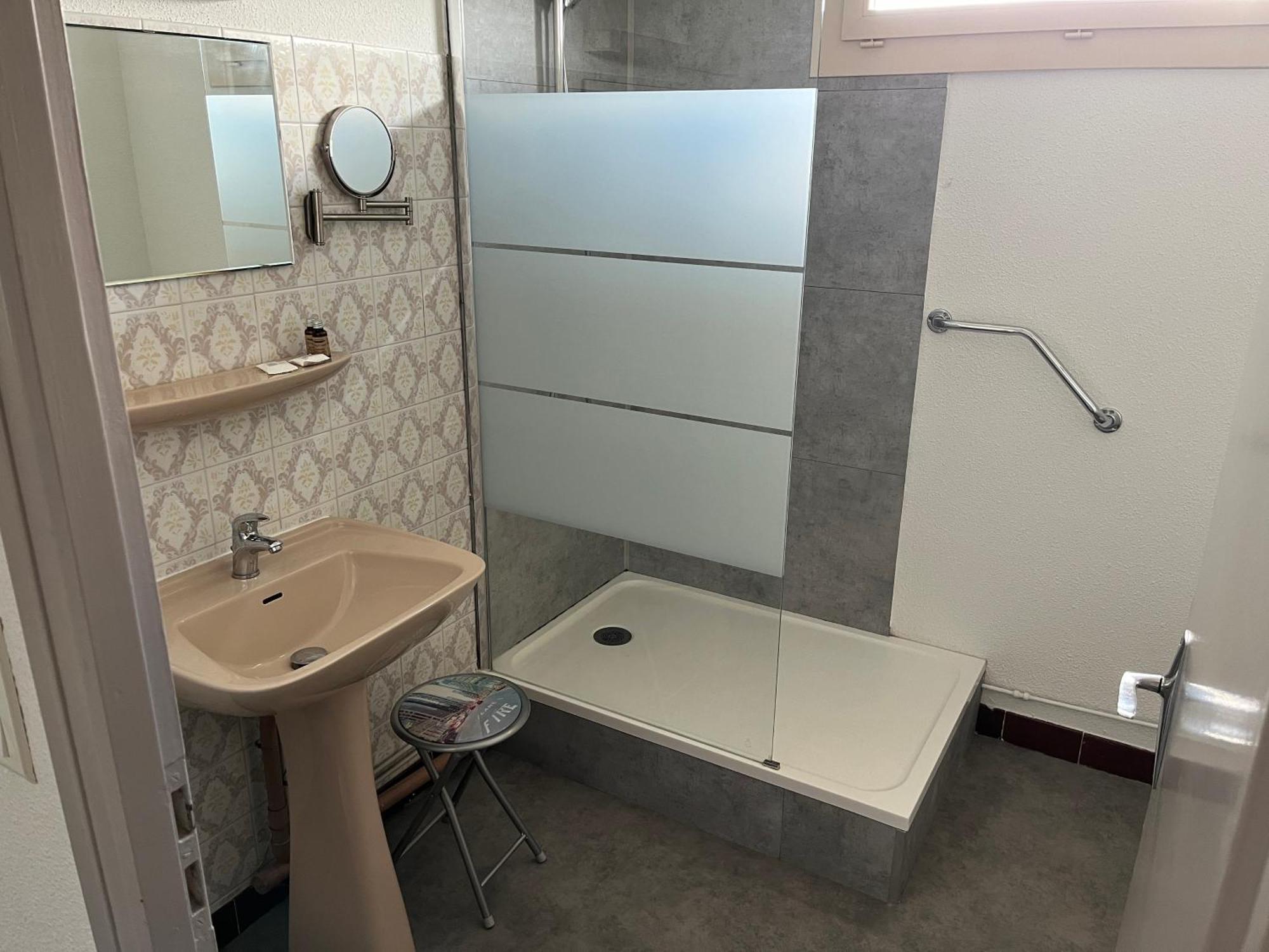 Hotel Le Lyon Vert Commentry Εξωτερικό φωτογραφία