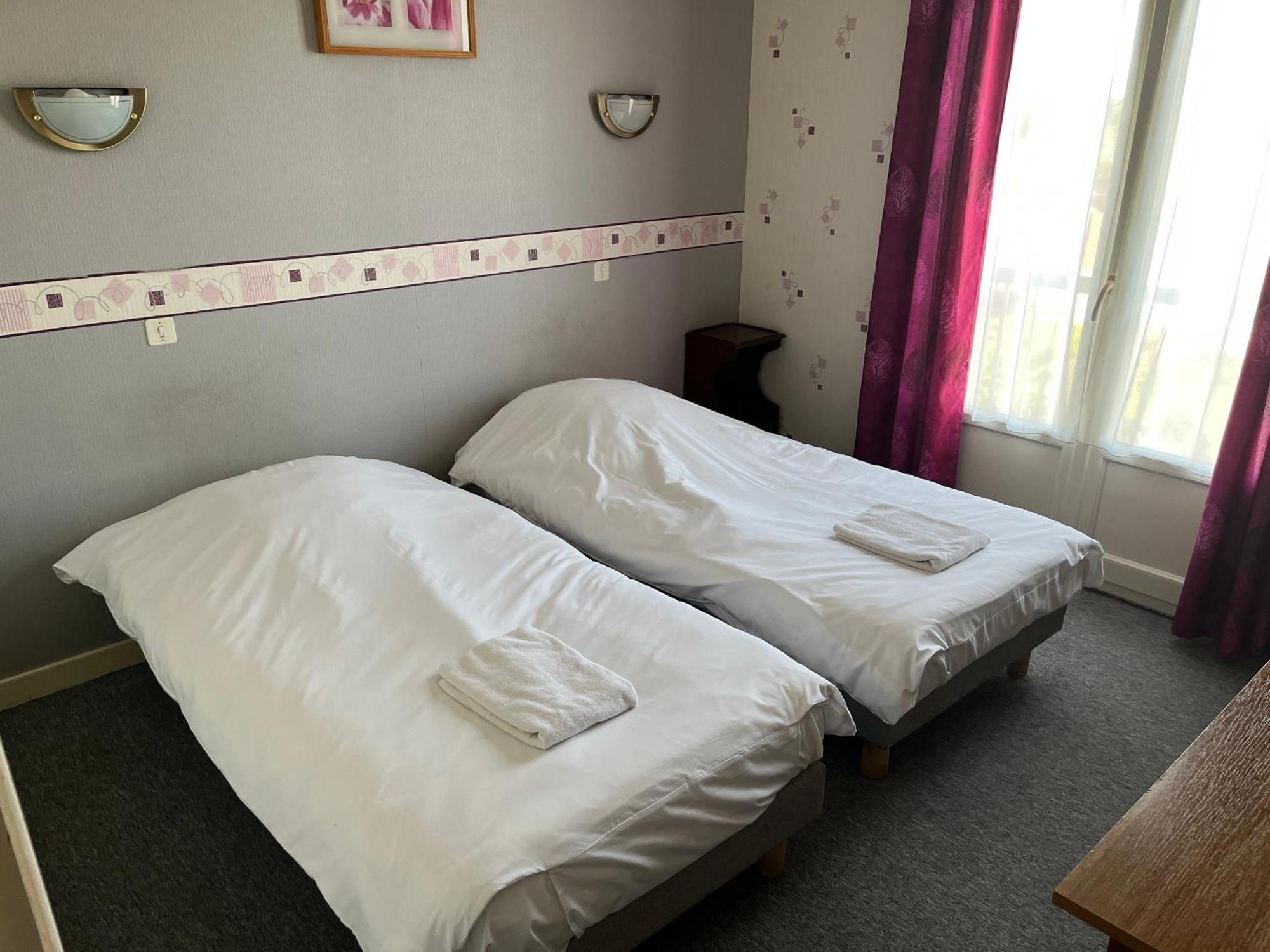 Hotel Le Lyon Vert Commentry Εξωτερικό φωτογραφία