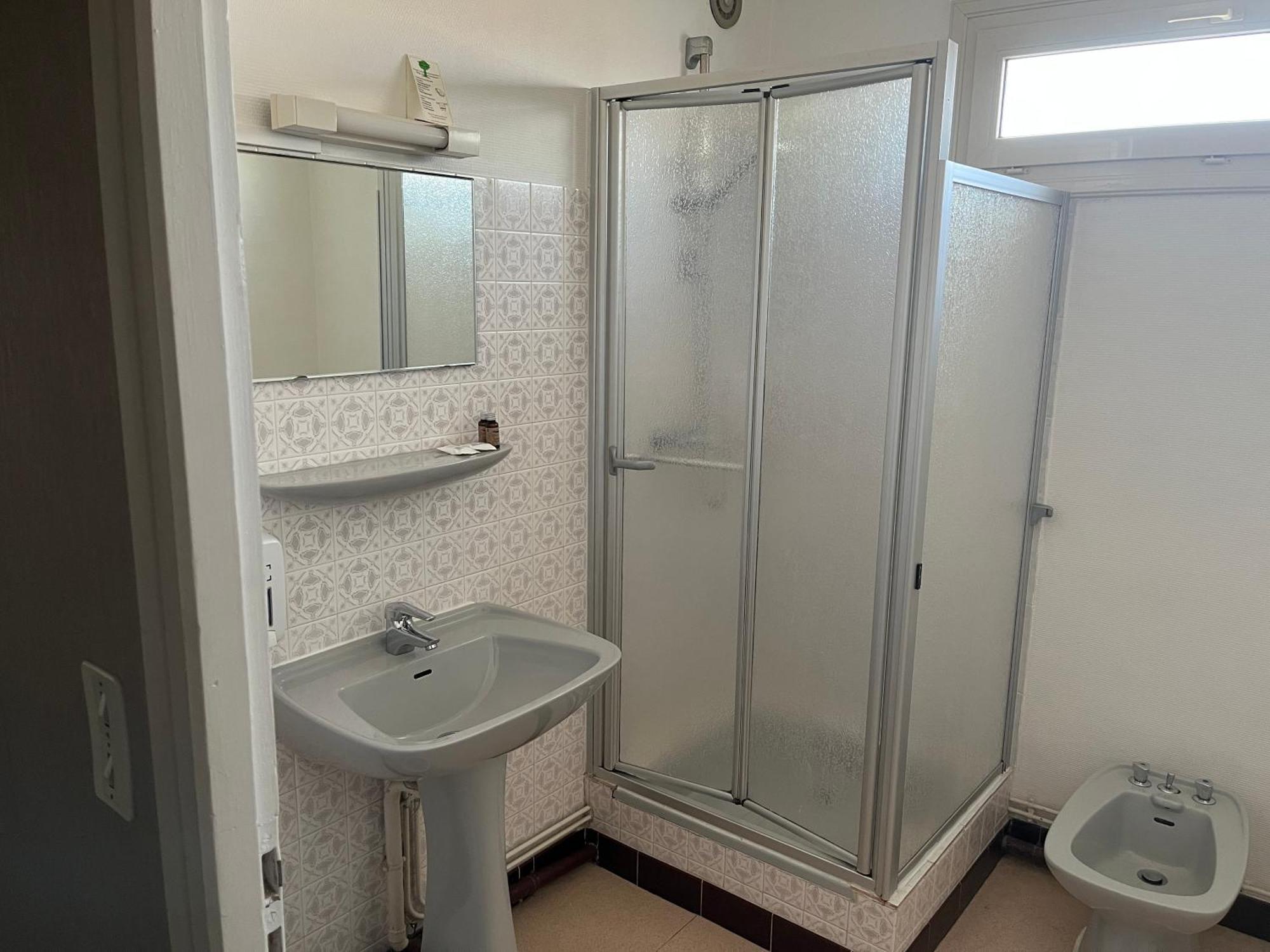 Hotel Le Lyon Vert Commentry Εξωτερικό φωτογραφία
