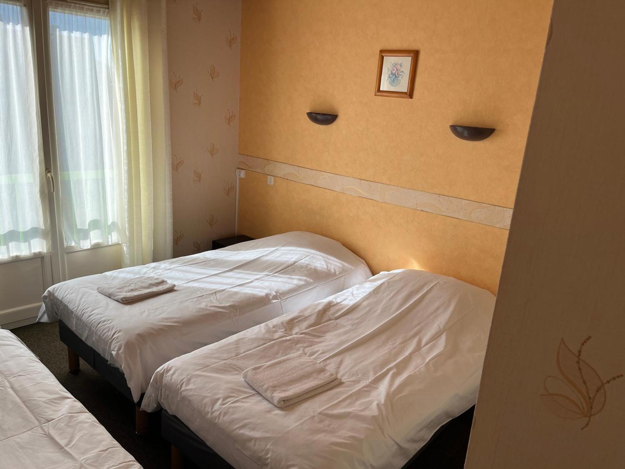 Hotel Le Lyon Vert Commentry Εξωτερικό φωτογραφία