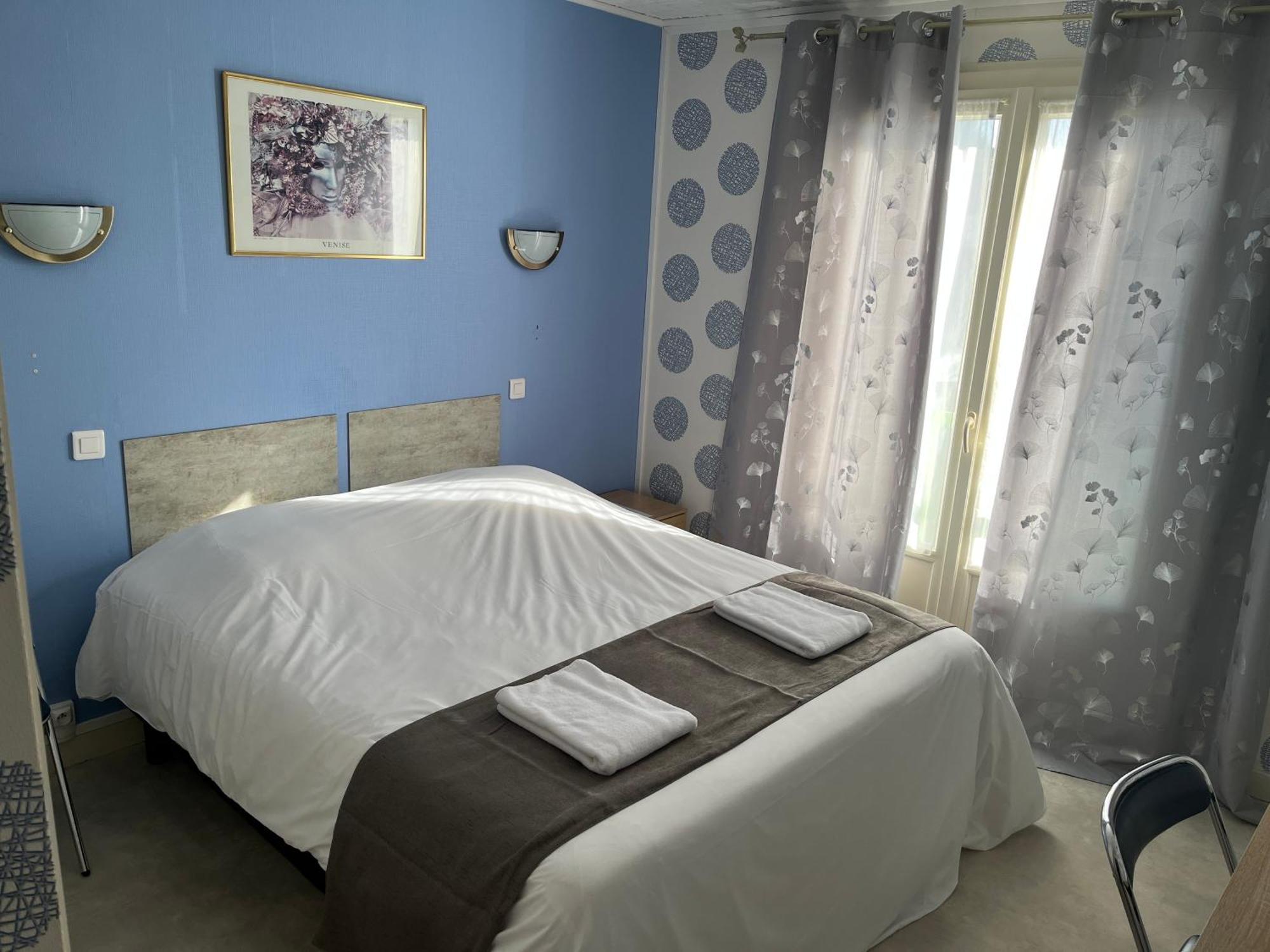 Hotel Le Lyon Vert Commentry Εξωτερικό φωτογραφία