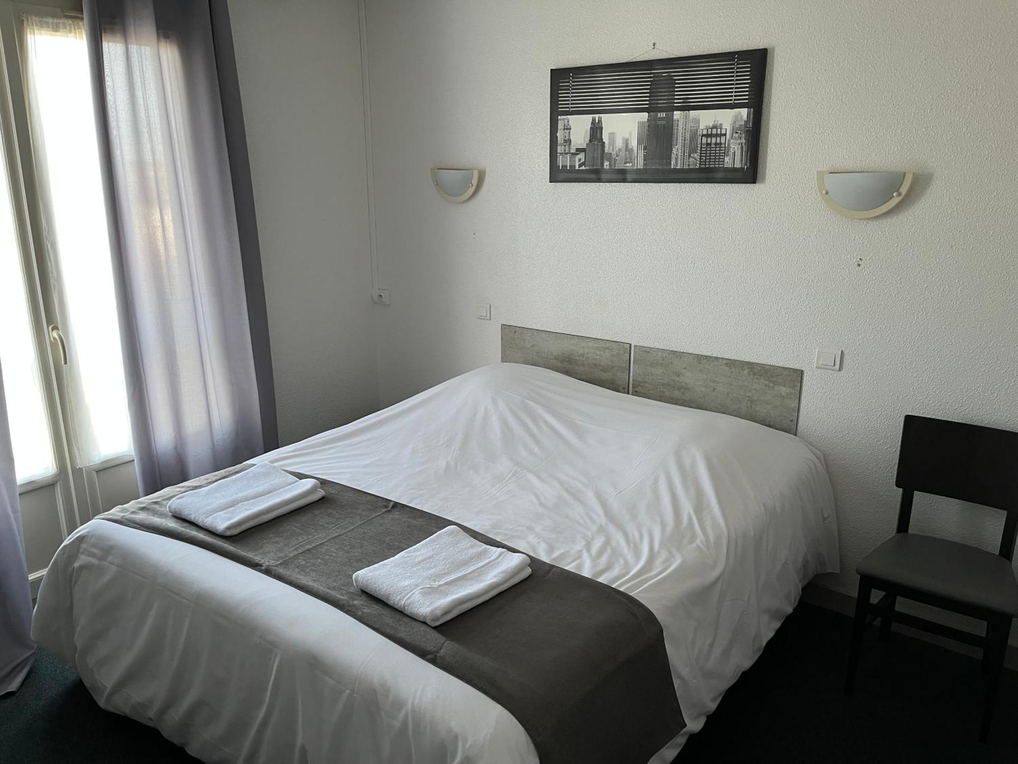 Hotel Le Lyon Vert Commentry Εξωτερικό φωτογραφία
