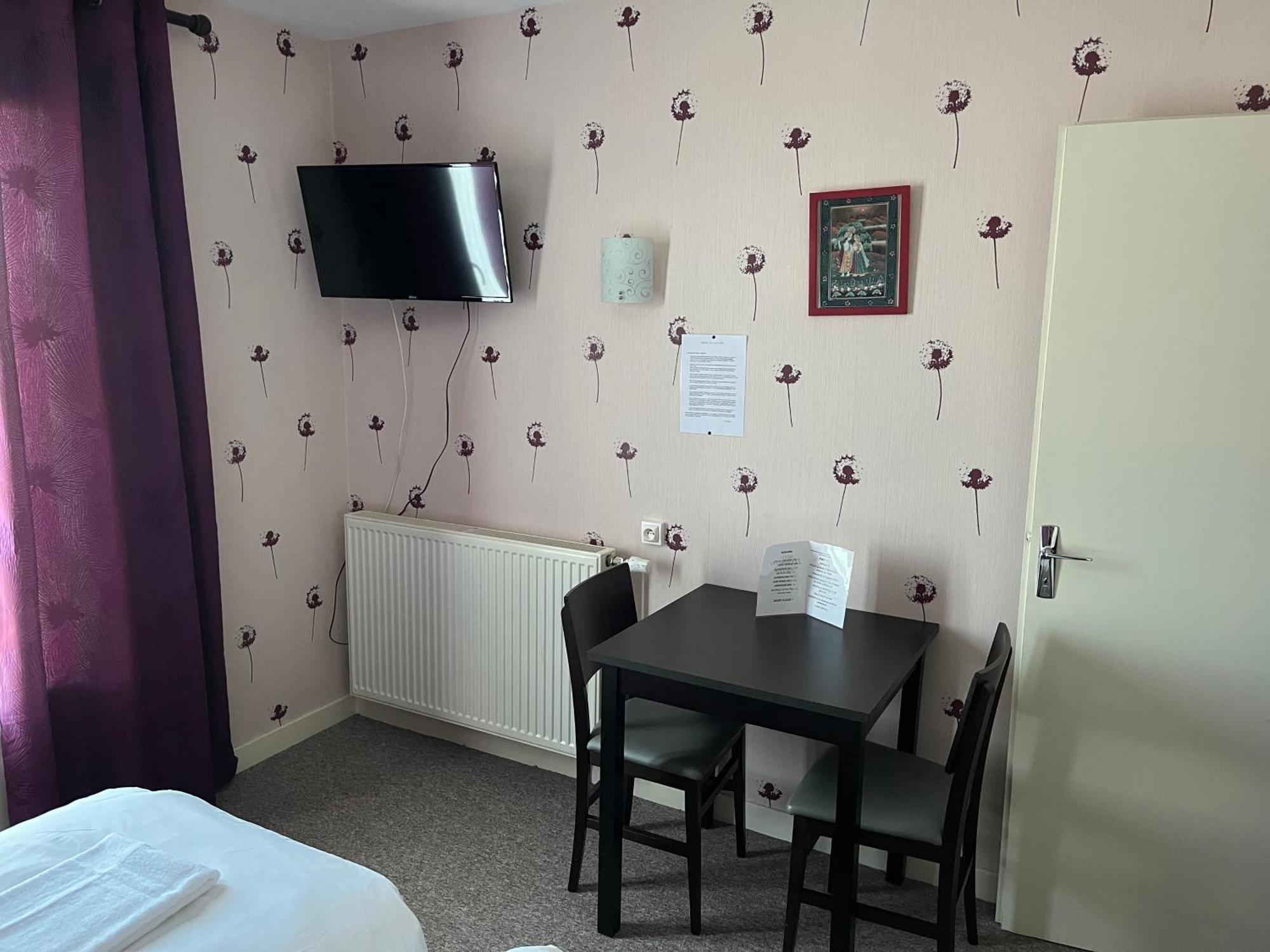 Hotel Le Lyon Vert Commentry Εξωτερικό φωτογραφία
