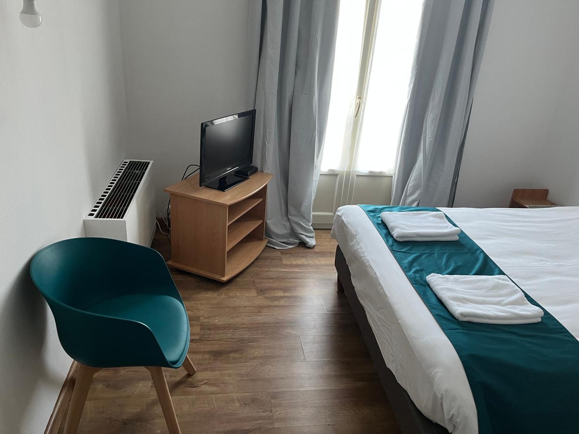 Hotel Le Lyon Vert Commentry Εξωτερικό φωτογραφία