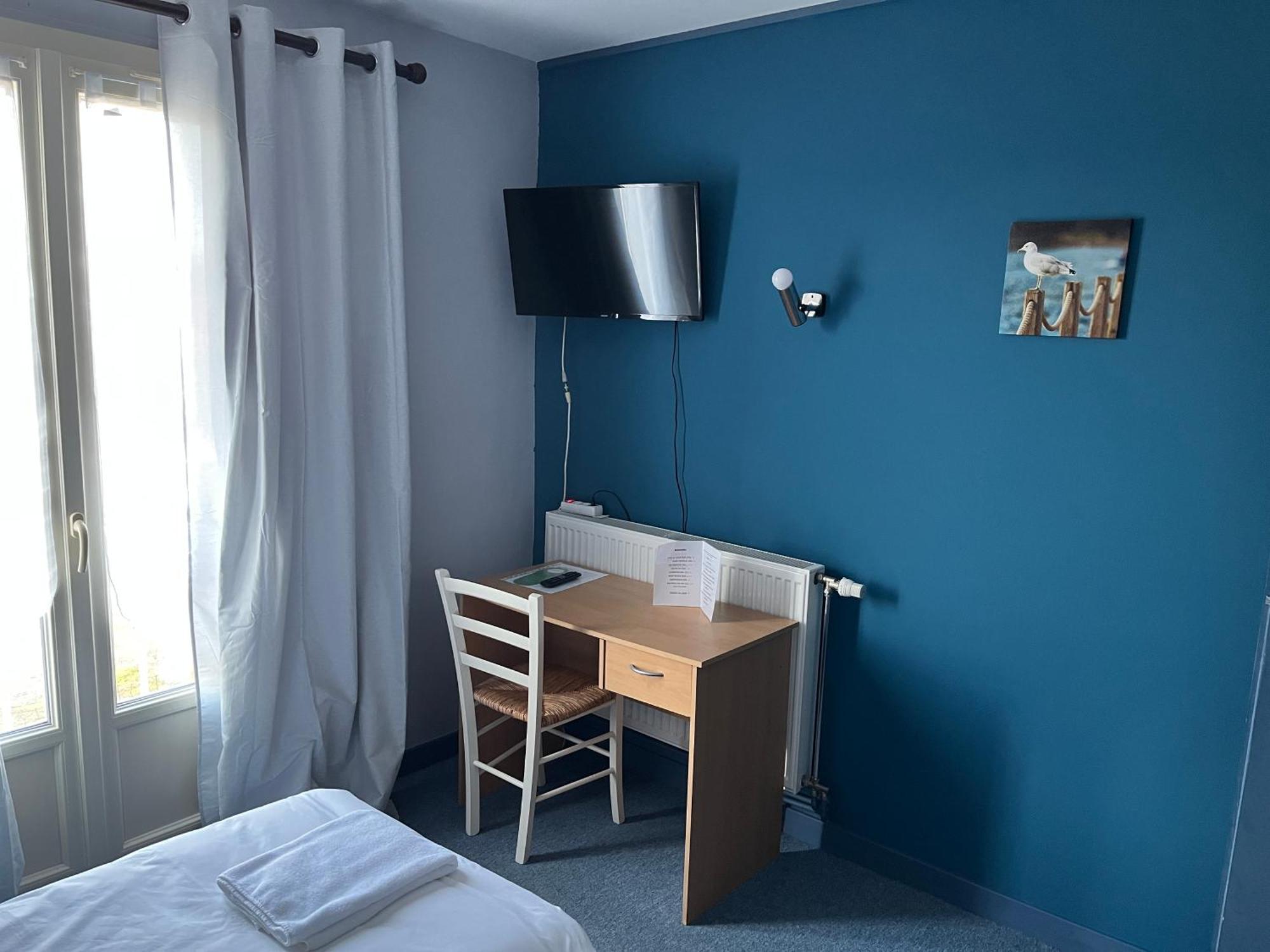 Hotel Le Lyon Vert Commentry Εξωτερικό φωτογραφία