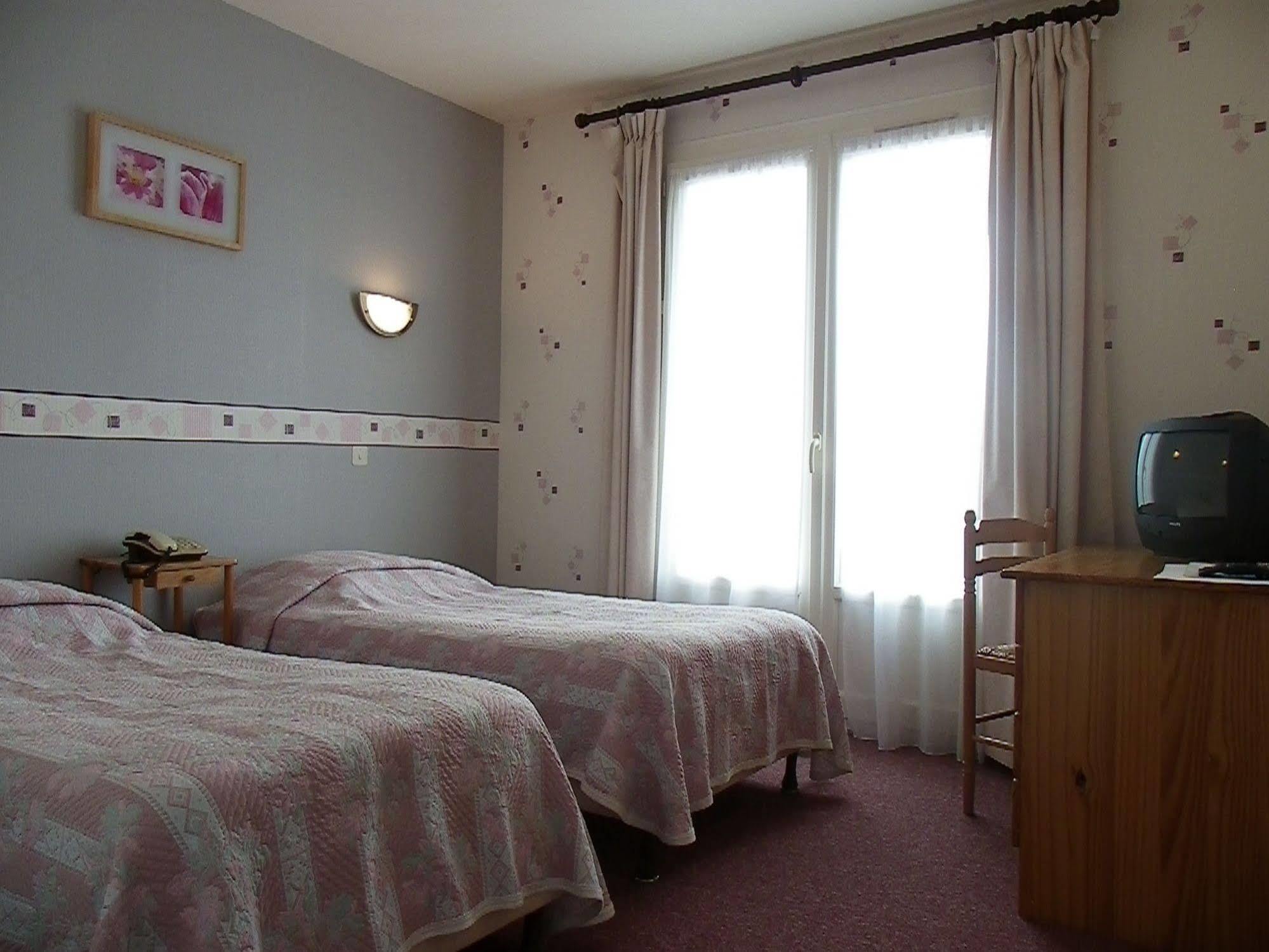 Hotel Le Lyon Vert Commentry Εξωτερικό φωτογραφία