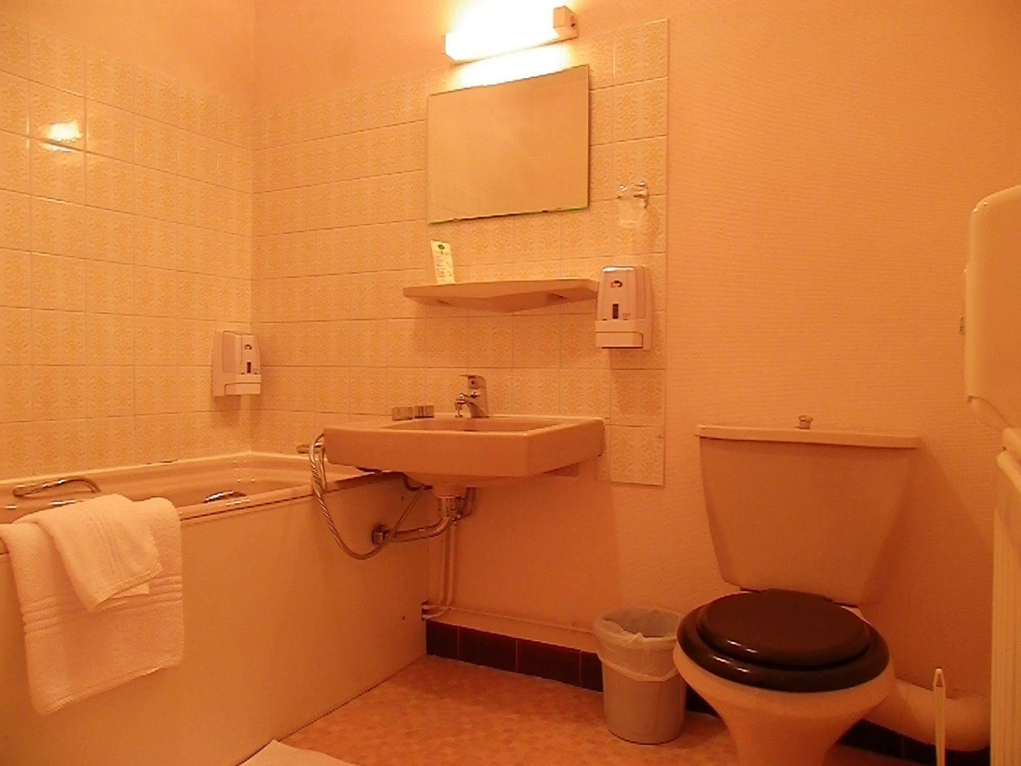 Hotel Le Lyon Vert Commentry Εξωτερικό φωτογραφία