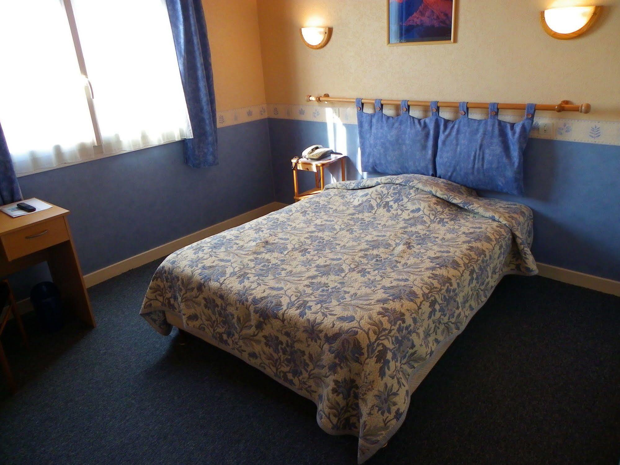 Hotel Le Lyon Vert Commentry Εξωτερικό φωτογραφία