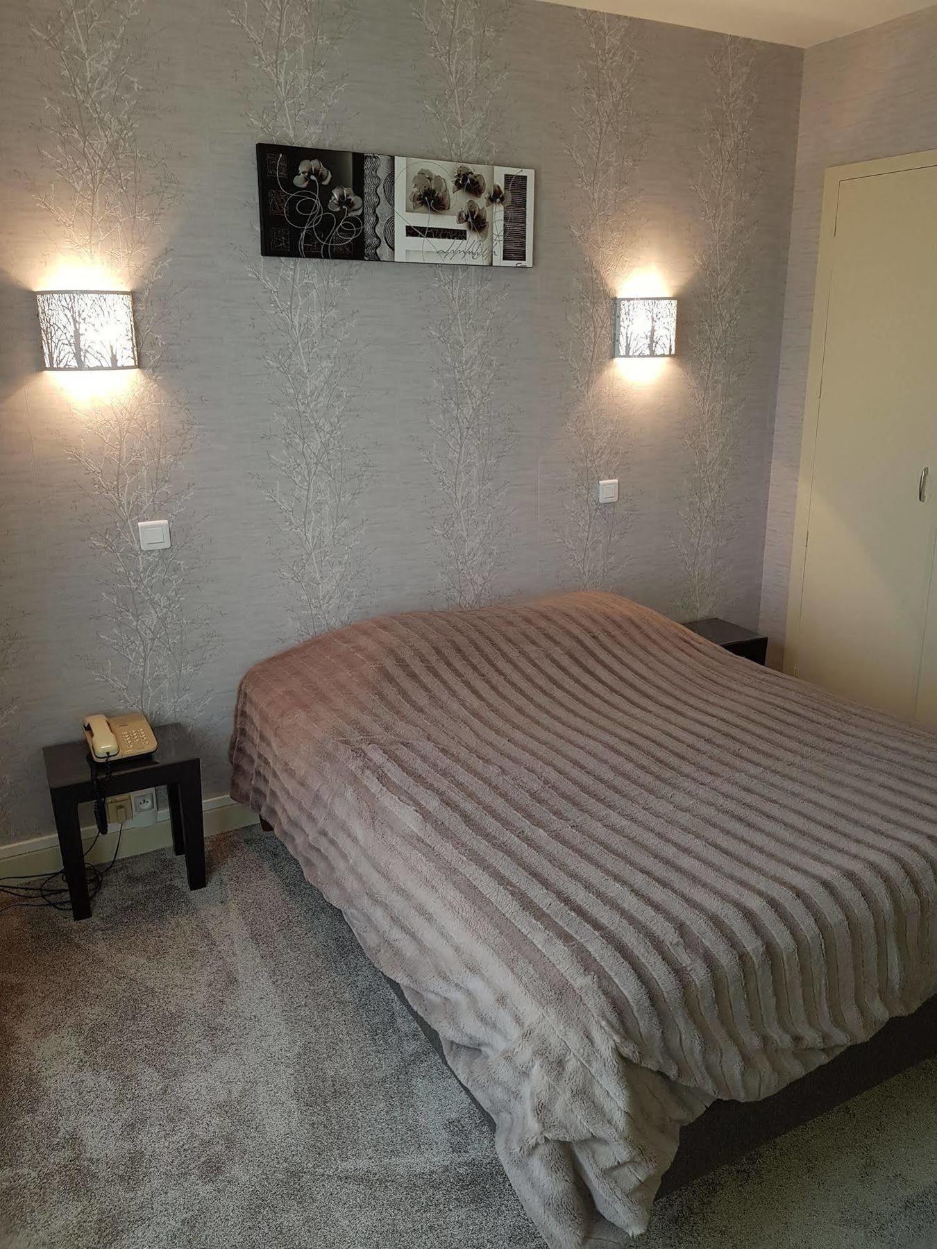 Hotel Le Lyon Vert Commentry Εξωτερικό φωτογραφία