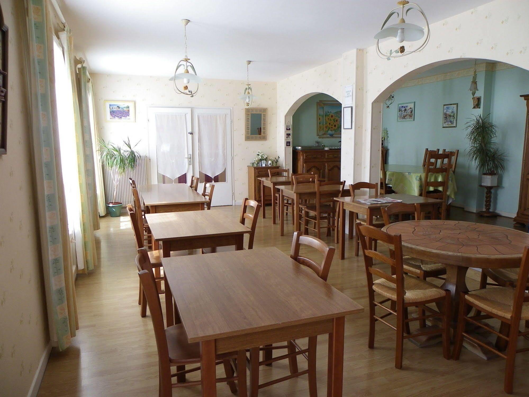 Hotel Le Lyon Vert Commentry Εξωτερικό φωτογραφία